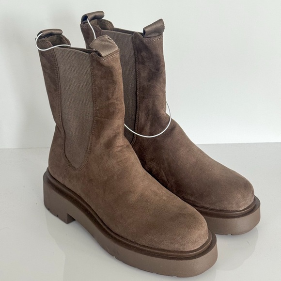 Beige Chelsea Boots (Sizes 7/38 & 9/40) - Picture 8 of 8